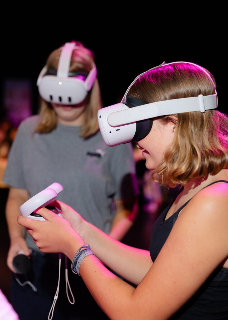 Bilde av to jenter med Vr briller som spiller
